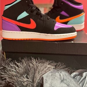 Air Jordan 1 MID GS SIZE 6.5Y